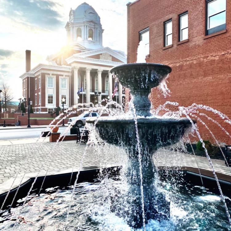  Fountain, Muhlenberg County Courthouse in background.